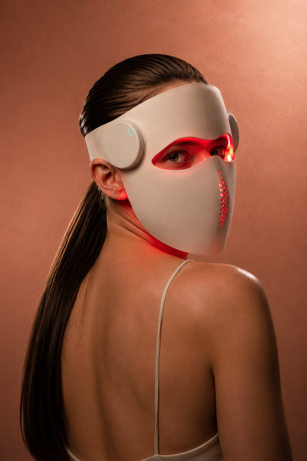 Femeie utilizând masca LED facială Ledmina